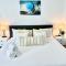 Hidden King Suite with Garden Parking - 4 Guest