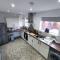 Comfortable 3 Bedrooms Leeds Beach House - Ideal for Family and Contractors - Free WIFI, Projector in bedroom and Free Parking for 2 cars