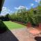 On the Park-Modern 4 Bedroom -3 Living Area Home 100m to Parks and Shopping Centre