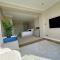 3 bed Garden Apt, Clifftop, sleeps 8 with parking and Lazy Spa - 南布温