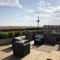 3 bed Garden Apt, Clifftop, sleeps 8 with parking and Lazy Spa