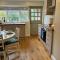 'BRAMLEY FALL COTTAGE' ' ON SITE EV POINT - Attached Cottage,3 Separate Bedrooms -1 on ground level, SLEEPS 6, 2 Bathrooms, Sandy Wittering Beach 8min drive, Rural Location, Child friendly, Small Breed Dog Friendly, Private Parking - 奇切斯特