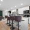 5 Bedrooms Sleeps 14 - Hot Tub - 1 min to Fairgrounds