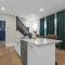 5 Bedrooms Sleeps 14 - Hot Tub - 1 min to Fairgrounds