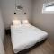 Modern houseboat, top location with an unobstructed view of the Lake - Offingawier