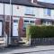 2ndHomeStays- Stoke-on-Trent-A Serene 3 Bed House with a Garden View-Suitable for Contractors-Relocation Families-Group of Friends-Sleeps 6 - 16 mins to J15 M6 and 36 mins to Alton Towers Resort - Stoke-on-Trent