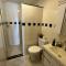 Tres quartos com cama de casal - Cabo Frio