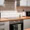 EDMONTON - 4 bedrooms, Sleeps 8, 3 bathroom Contractor Base - Londra
