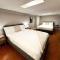 Entire house with Park parking in large backyard - 列治文山