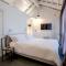 Uve Rooms & Wine Bar