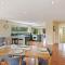 Relax on Queens - Waikanae Beach Holiday Home - 怀卡奈