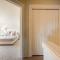 Stylish North Seattle Townhouse- Dual Master Suites