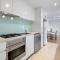 Central 2-Bed Apartment with Parking, Pool and Gym - Melbourne