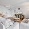 Central 2-Bed Apartment with Parking, Pool and Gym - Melbourne