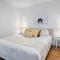 Central 2-Bed Apartment with Parking, Pool and Gym - Melbourne