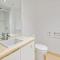 Central 2-Bed Apartment with Parking, Pool and Gym - Melbourne