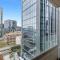 Central 2-Bed Apartment with Parking, Pool and Gym - Melbourne