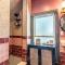 Studio loft w pool spa & gardens near downtown