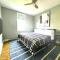 Modern cozy unit with King Bed - Wilmington