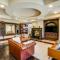 Spacious Fullerton Villa with Private Pool and Hot Tub - 福乐顿市