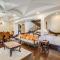 Spacious Fullerton Villa with Private Pool and Hot Tub - 福乐顿市