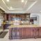 Spacious Fullerton Villa with Private Pool and Hot Tub - 福乐顿市