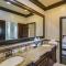 Spacious Fullerton Villa with Private Pool and Hot Tub - 福乐顿市