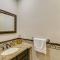 Spacious Fullerton Villa with Private Pool and Hot Tub - 福乐顿市