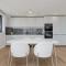 Gorgeous 2 Bed Apartment with Stunning Sea Views with Free Parking and Fast Internet