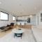 Gorgeous 2 Bed Apartment with Stunning Sea Views with Free Parking and Fast Internet