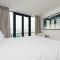 Gorgeous 2 Bed Apartment with Stunning Sea Views with Free Parking and Fast Internet