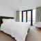 Gorgeous 2 Bed Apartment with Stunning Sea Views with Free Parking and Fast Internet