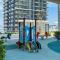 Panoramic Escape with Private beach, 2BR on High floor - Dubaj