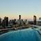 Central Location 1BR APT w City view South BNE
