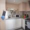 Spacious Central Bath Apartment with Terrace
