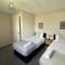 Contractors welcome 3 bed house with parking by Eagle Owl Stays