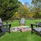 Modern decor, Hot Tub, Fire Pit & River Access!