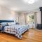 Cinnamon Bear Creekside Inn