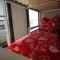 Modernes festliegendes Hausboot mit großzügiger Dachterrasse und Ruderboot