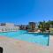 Stylish Townhome with Pool, Patio, and Secure Parking - La Paz