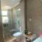 4 min à pied de la Plage, 3 BR, Piscine, Parking