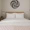 Urban APT with Stunning Acropolis View & Roofdeck - Atene
