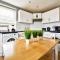 Cosy 1-Bed E15, sleeps 4, 1 min from tube Station Near O2 Arena - Londra