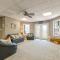 Lakeside Haven Dock/Slip Fire Pit Game Room Kayaks