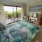 Peaceful guest suite with balcony views and garden setting - 滨海布伦顿