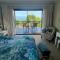 Peaceful guest suite with balcony views and garden setting - 滨海布伦顿