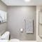 Stylish Fort Myers Condo about 2 Mi to Beaches!