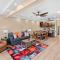 2BD Condo with Pool Near Beach