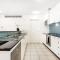 A Comfy & Spacious 2BR Apt Harbour View