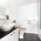 A Comfy & Spacious 2BR Apt Harbour View
